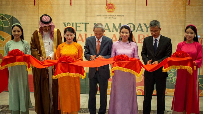 (Từ phải sang) Phó Vụ trưởng Vụ Ngoại giao Văn hóa và UNESCO Hoàng Hữu Anh, Đại sứ Đặng Xuân Dũng và ông Mohammed Al Otaibi, Vụ trưởng Vụ Du lịch và Sự kiện, Bộ Ngoại giao Saudi Arabia thực hiện nghi thức cắt băng khai mạc. (Ảnh: BTC) (Từ phải sang) Phó Vụ trưởng Vụ Ngoại giao Văn hóa và UNESCO Hoàng Hữu Anh, Đại sứ Đặng Xuân Dũng và ông Mohammed Al Otaibi, Vụ trưởng Vụ Du lịch và Sự kiện, Bộ Ngoại giao Saudi Arabia thực hiện nghi thức cắt băng khai mạc. (Ảnh: BTC)