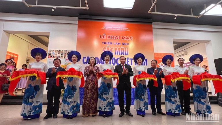 Các đại biểu cắt băng khai mạc triển lãm.