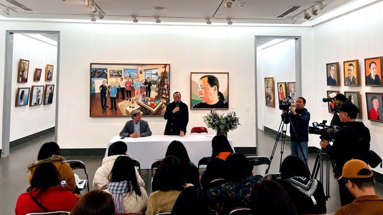 Triển lãm thu hút đông đảo người xem yêu nghệ thuật, đặc biệt nhiều nhân vật là nguyên mẫu trong tranh cũng có mặt.