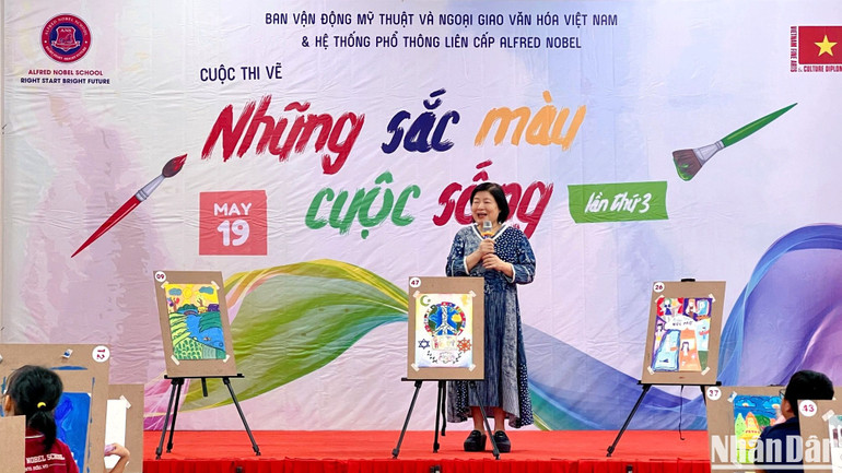 Bà Đào Thị Liên Hương cùng 3 bức tranh được chọn đi trưng bày tại Geneve (Thuỵ Sĩ) trong tháng 6 tới đây.