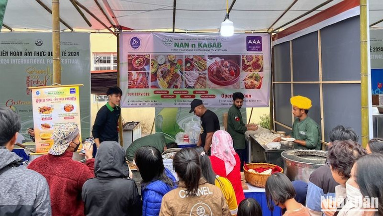 Ẩm thực Pakistan nổi bật với những chàng đầu bếp nhanh nhẹn và khéo tay, liên tục chào mời du khách một cách thân thiện, nhiệt tình.