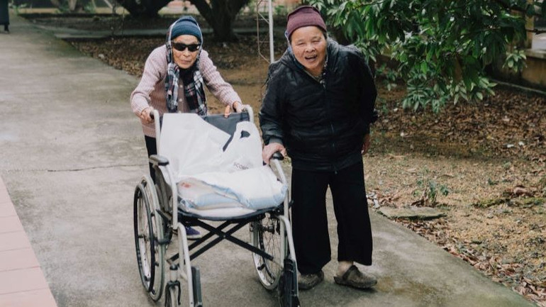 Niềm vui của những cư dân lâu năm làng phong Chí Linh khi nhận được sự quan tâm, san sẻ từ cộng đồng.