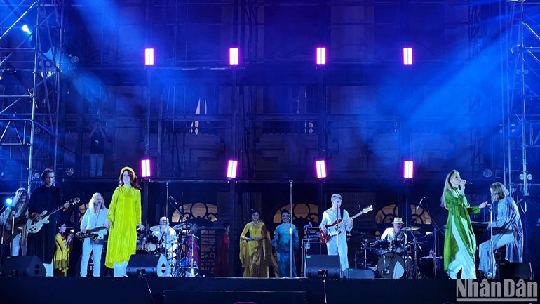 Các thành viên ban nhạc mặc áo dài Việt Nam biểu diễn khiến đám đông không ngớt hò reo, thích thú.