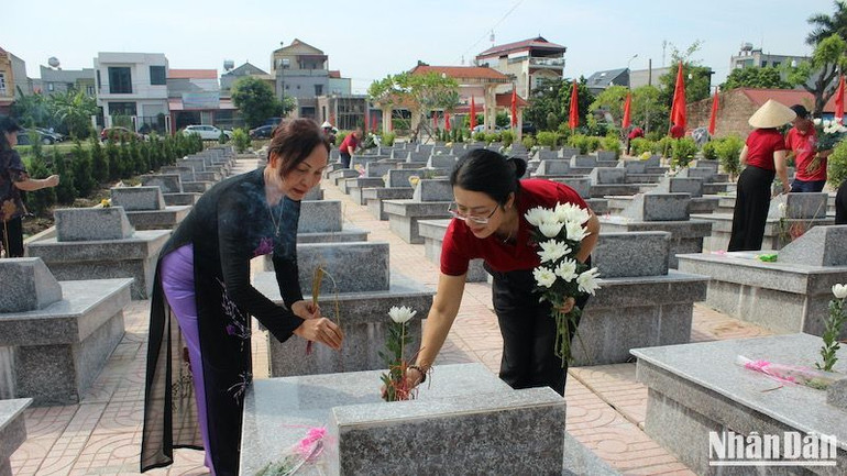Cùng quê tại xã Hà Thanh, bà Nguyễn Thị Phượng (bên phải), Phó Tổng Giám đốc Ngân hàng Nông nghiệp và Phát triển nông thôn Việt Nam và bà Hà Kim Chi (bên trái), nguyên Trưởng Ban Kiểm tra - Hội Nhà báo Việt Nam dâng hương, dâng hoa tri ân các liệt sĩ. Cùng quê tại xã Hà Thanh, bà Nguyễn Thị Phượng (bên phải), Phó Tổng Giám đốc Ngân hàng Nông nghiệp và Phát triển nông thôn Việt Nam và bà Hà Kim Chi (bên trái), nguyên Trưởng Ban Kiểm tra - Hội Nhà báo Việt Nam dâng hương, dâng hoa tri ân các liệt sĩ.