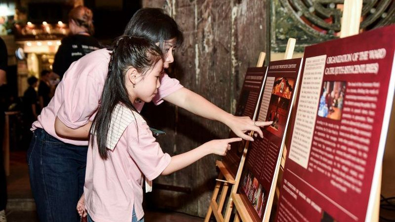 Khách tham quan tìm hiểu thông tin, hình ảnh về ca trù.