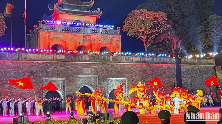 Chương trình mở màn với các tiết mục ca múa nhạc dàn dựng công phu, giàu tính nghệ thuật của các nghệ sĩ Nhà hát ca múa nhạc Quân đội. Chương trình mở màn với các tiết mục ca múa nhạc dàn dựng công phu, giàu tính nghệ thuật của các nghệ sĩ Nhà hát ca múa nhạc Quân đội.