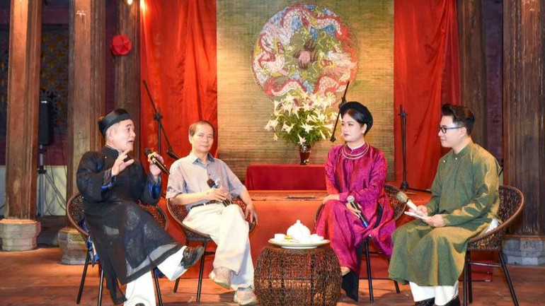 Các diễn giả trao đổi trong talkshow.