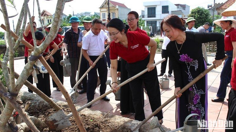 Các đại biểu trồng cây tạo bóng mát và cảnh quan tại Nghĩa trang liệt sĩ xã Hà Thanh. Các đại biểu trồng cây tạo bóng mát và cảnh quan tại Nghĩa trang liệt sĩ xã Hà Thanh.