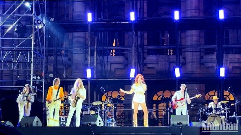 Ban nhạc Thụy Điển biểu diễn liên tục trong khoảng 2 giờ đồng hồ.