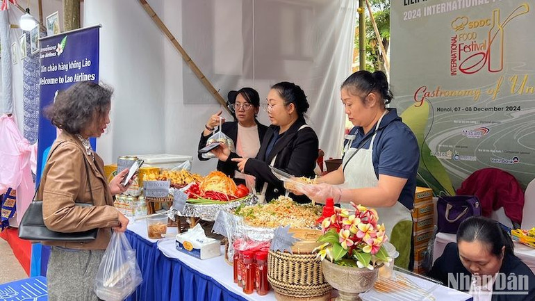 Xôi nếp Lào, bún xào trứng, lạp Lào... không chỉ thơm ngon mà còn được trình bày rất bắt mắt.