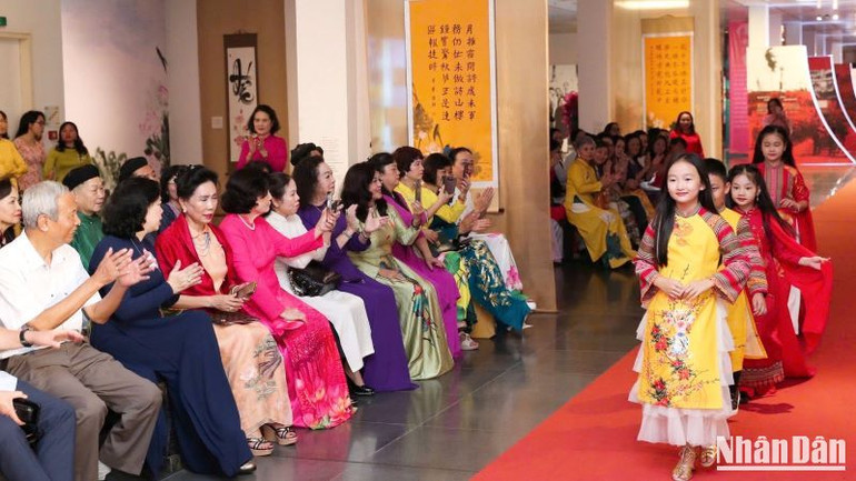 Các người mẫu nhí trình diễn áo dài trong chương trình.