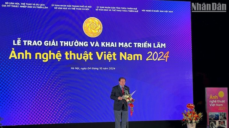 Thứ trưởng Tạ Quang Đông nhấn mạnh các tác phẩm được lựa chọn đều là tâm huyết sáng tạo của các nghệ sĩ, phản ánh cảm xúc cũng như nhận thức của tác giả trước cuộc sống. Thứ trưởng Tạ Quang Đông nhấn mạnh các tác phẩm được lựa chọn đều là tâm huyết sáng tạo của các nghệ sĩ, phản ánh cảm xúc cũng như nhận thức của tác giả trước cuộc sống.