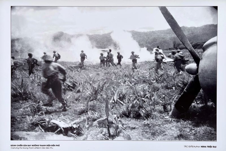 Đánh chiếm sân bay Mường Thanh.