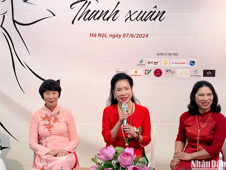 Bà Đặng Thị Bích Liên (người ở giữa) chia sẻ tại toạ đàm. Bà Đặng Thị Bích Liên (người ở giữa) chia sẻ tại toạ đàm.