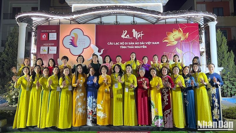 Áo dài trở thành một biểu tượng, một dấu ấn văn hoá gắn liền với người phụ nữ Việt Nam, được bạn bè quốc tế biết đến và yêu mến. Áo dài trở thành một biểu tượng, một dấu ấn văn hoá gắn liền với người phụ nữ Việt Nam, được bạn bè quốc tế biết đến và yêu mến.