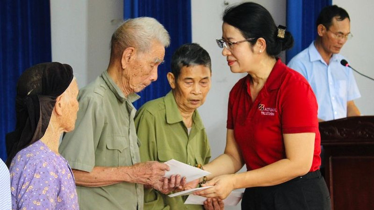 Bà Nguyễn Thị Phượng tặng 5 phần quà (mỗi phần 5 triệu đồng) cho các gia đình chính sách tại địa phương. (Ảnh: PHONG TUYẾT) Bà Nguyễn Thị Phượng tặng 5 phần quà (mỗi phần 5 triệu đồng) cho các gia đình chính sách tại địa phương. (Ảnh: PHONG TUYẾT)