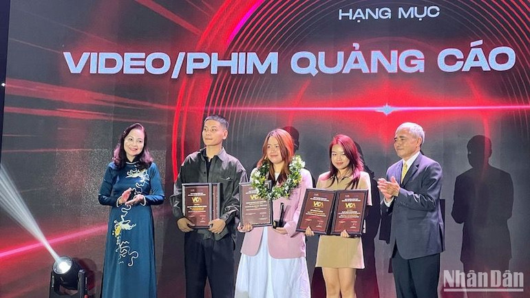 Các tác giả được đề cử hạng mục Video/Phim quảng cáo xuất sắc được Ban tổ chức vinh danh, trao chứng nhận.