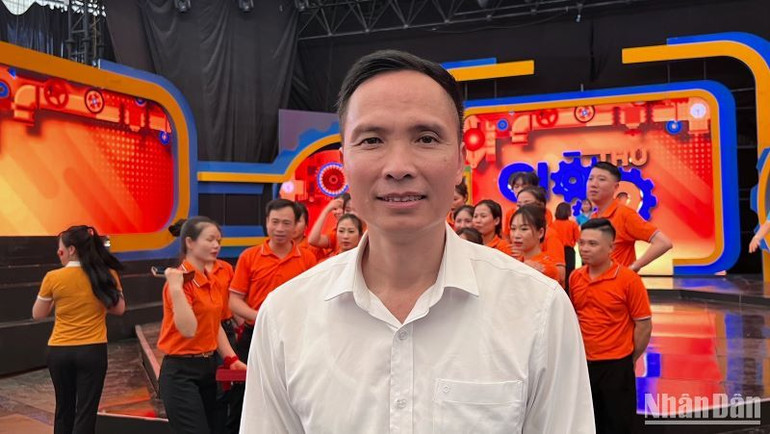 Ông Trần Văn Hiệu đại diện lãnh đạo địa phương động viên, ủng hộ các đoàn viên Công đoàn.