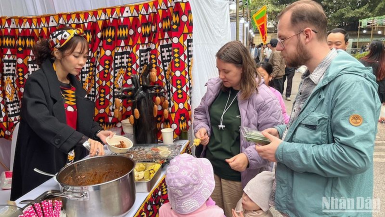 Các gian hàng đều được trang trí bắt mắt, vừa giới thiệu món ăn vừa quảng bá văn hoá đặc trưng. Qua đó, nền văn hoá 60 quốc gia và vùng lãnh thổ được hoà quyện, lan toả, đồng thời ẩm thực Việt Nam cũng có cơ hội đến gần hơn với công chúng quốc tế.