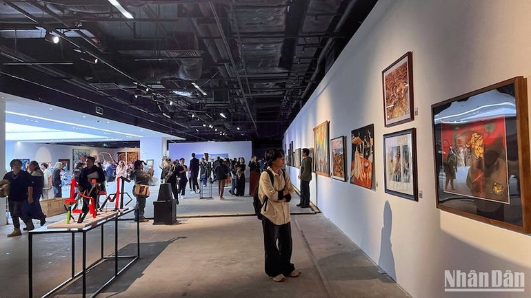 Triển lãm thu hút khá đông khách tham quan trong ngày đầu mở cửa.
