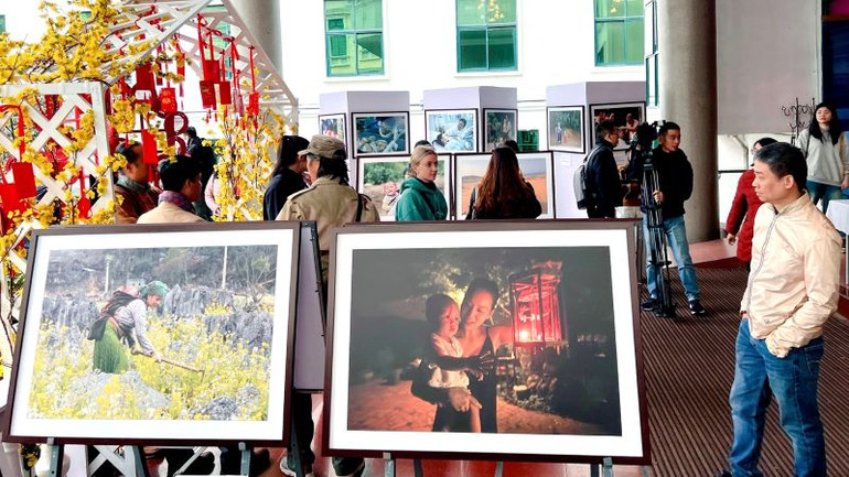 Khách tham quan triển lãm trong ngày khai mạc. Khách tham quan triển lãm trong ngày khai mạc.