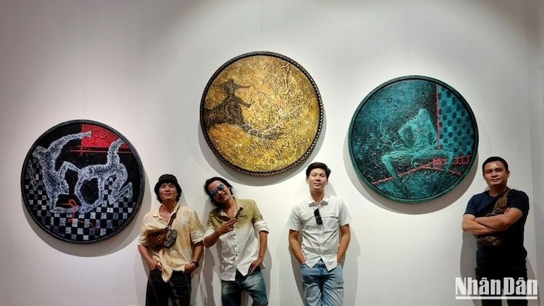 Một số tác phẩm được thể hiện trong khung tròn phá cách, thú vị.