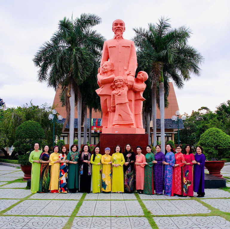 Đoàn đại biểu Câu lạc bộ Di sản áo dài Việt Nam, Câu lạc bộ Di sản áo dài Việt Nam tỉnh Bình Thuận dâng hương tại Khu di tích trường Dục Thanh, thành phố Phan Thiết.