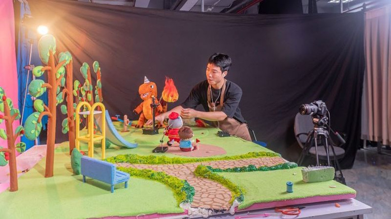 Sản xuất hoạt hình stop motion bao gồm nhiều công đoạn hoàn toàn làm bằng tay. (Ảnh: Sconnect Việt Nam).