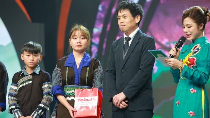 Chị em người H'Mông Tráng Thị Xay và Tráng A Sung (Lào Cai) nhận học bổng do đại diện Yakult Việt Nam trao tặng. (Ảnh: Ban tổ chức cung cấp) Chị em người H'Mông Tráng Thị Xay và Tráng A Sung (Lào Cai) nhận học bổng do đại diện Yakult Việt Nam trao tặng. (Ảnh: Ban tổ chức cung cấp)
