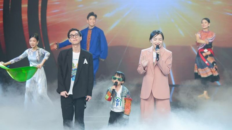 Tiết mục "Đánh cắp Mặt Trời" lần đầu ra mắt, gắn với dự án cùng tên nhằm mang điện tới nhiều bản làng vùng sâu vùng xa ở miền núi phía bắc. (Ảnh: Ban tổ chức cung cấp) Tiết mục "Đánh cắp Mặt Trời" lần đầu ra mắt, gắn với dự án cùng tên nhằm mang điện tới nhiều bản làng vùng sâu vùng xa ở miền núi phía bắc. (Ảnh: Ban tổ chức cung cấp)