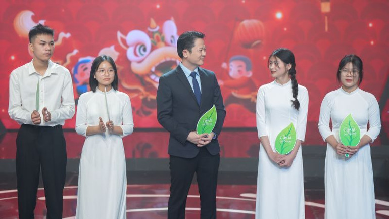 Đại diện Huyndai Thành Công Việt Nam trao học bổng cho 4 tân sinh viên vượt khó vươn lên. (Ảnh: Ban tổ chức cung cấp) Đại diện Huyndai Thành Công Việt Nam trao học bổng cho 4 tân sinh viên vượt khó vươn lên. (Ảnh: Ban tổ chức cung cấp)