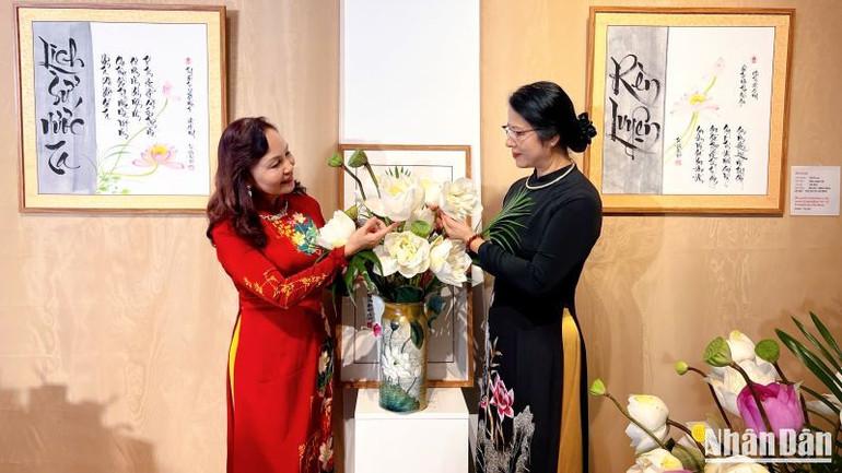 Nghệ thuật thư pháp và hoa sen mang đậm bản sắc Việt Nam thu hút du khách tham quan, tìm hiểu.