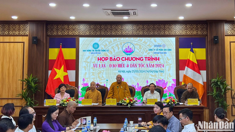 Hòa thượng Thích Gia Quang phát biểu tại họp báo. Hòa thượng Thích Gia Quang phát biểu tại họp báo.