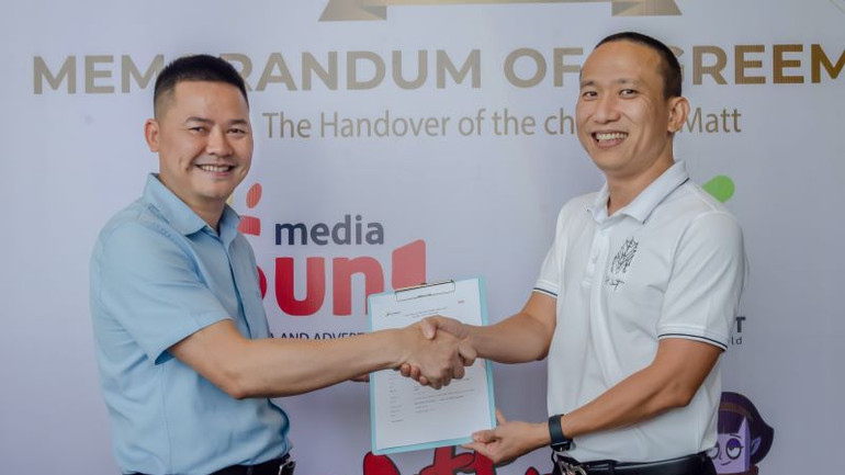 Ông Ngô Xuân Hóa, Tổng Giám đốc Sun Media (bên trái) và ông Tạ Mạnh Hoàng, Nhà sáng lập, Tổng Giám đốc Sconnect (bên phải) ký kết hợp tác chiến lược. (Ảnh: PHẠM QUYÊN)