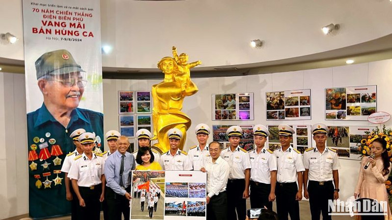 Triển lãm, ra mắt sách ảnh "70 năm Chiến thắng Điện Biên Phủ - Vang mãi bản hùng ca" ảnh 6