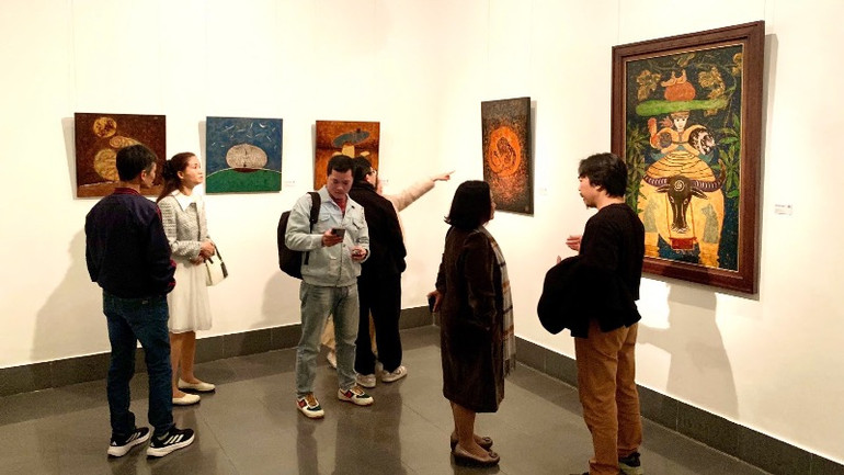 Triển lãm thu hút sự quan tâm của công chúng yêu hội họa.