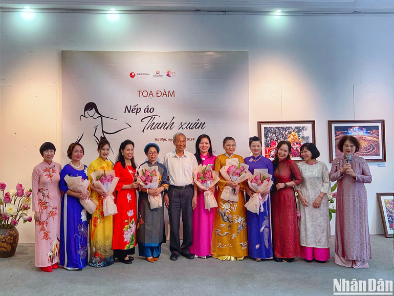 Các đại diện Câu lạc bộ Di sản áo dài Hải Phòng, Thái Nguyên, TP Hồ Chí Minh... đến tham gia sự kiện. Các đại diện Câu lạc bộ Di sản áo dài Hải Phòng, Thái Nguyên, TP Hồ Chí Minh... đến tham gia sự kiện.