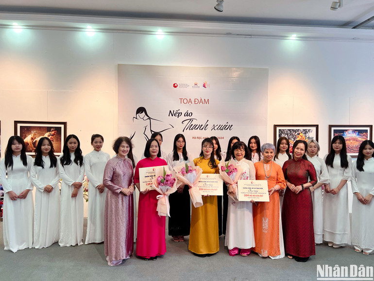 Đại diện giáo viên và nữ sinh 3 trường học nhận tài trợ áo dài từ Ban tổ chức. Đại diện giáo viên và nữ sinh 3 trường học nhận tài trợ áo dài từ Ban tổ chức.