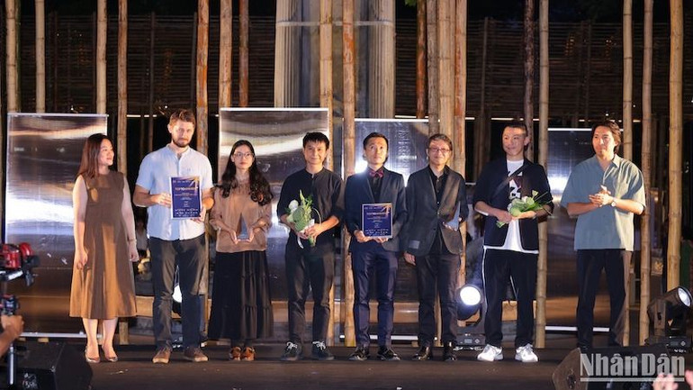 Ban Tổ chức trao giải cho các tác giả, nhóm tác giả đoạt giải. Ban Tổ chức trao giải cho các tác giả, nhóm tác giả đoạt giải.