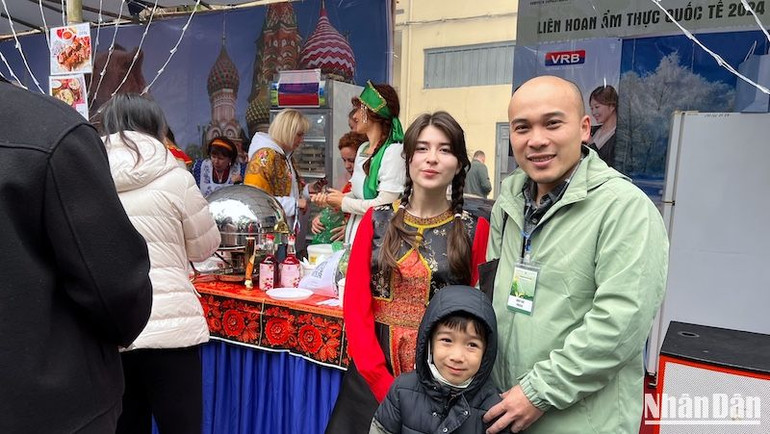 Vốn yêu thích du lịch và khám phá, anh Phùng Xuân Phương (quận Hai Bà Trưng, Hà Nội) không bỏ lỡ cơ hội cùng gia đình đến Liên hoan Ẩm thực quốc tế 2024 để trải nghiệm cảm giác chu du "vòng quanh thế giới" qua văn hoá ẩm thực