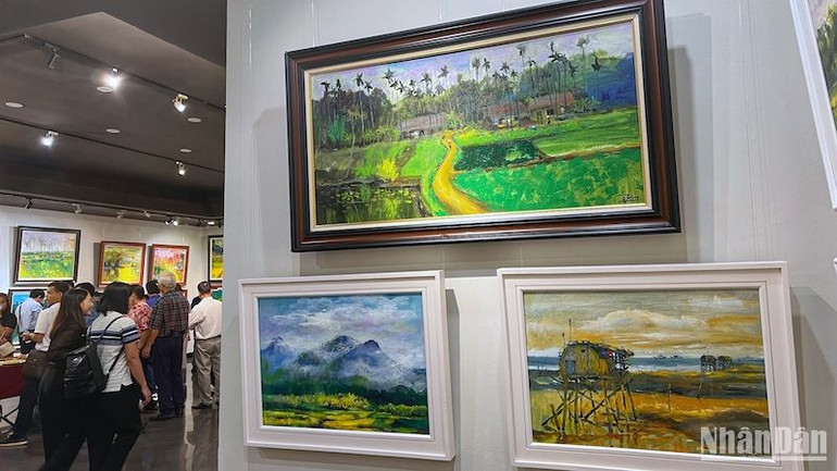 Họa sĩ Quỳnh Thơm đi rất nhiều nơi và ghi chép những cảm nhận của mình bằng hội họa. Họa sĩ Quỳnh Thơm đi rất nhiều nơi và ghi chép những cảm nhận của mình bằng hội họa.