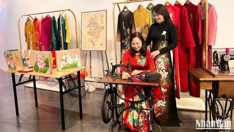 Không gian tái hiện nghề may áo dài truyền thống được chị em yêu thích.