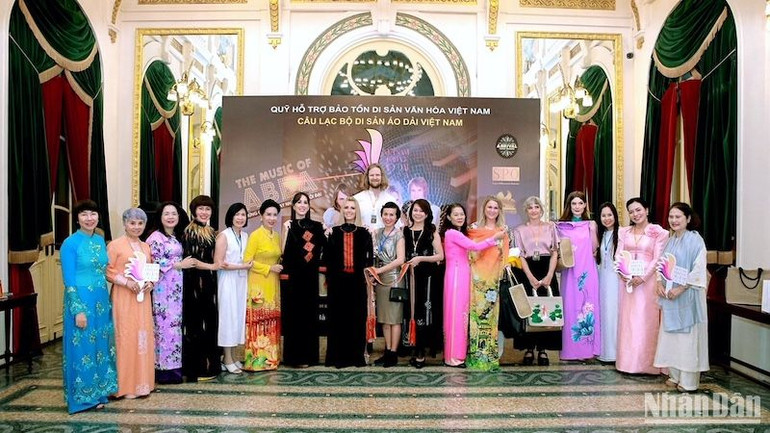 Câu lạc bộ Di sản áo dài Việt Nam trao tặng áo dài cho ban nhạc Arrival from Sweden, thay lời cảm ơn và là món quà lưu giữ kỷ niệm độc đáo từ Việt Nam.