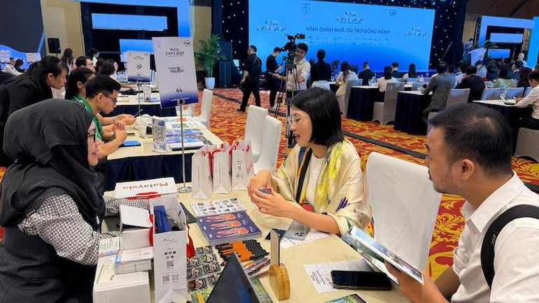 Khách tham quan tìm hiểu về Malaysia tại Triển lãm Du lịch MICE. (Ảnh: TOURISM MALAYSIA)