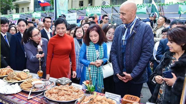 Các đại biểu tham quan và trải nghiệm các gian hàng. (ẢNH: ANH SƠN)