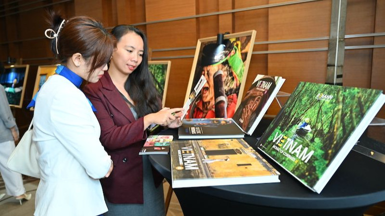 Khách tham quan triển lãm ảnh vẻ đẹp Việt Nam trong khuôn khổ sự kiện.