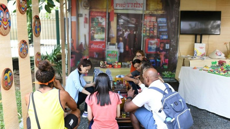 "Phố cổ Hà Nội" với văn hóa cà-phê, trà đá được tái hiện giữa lòng Rio de Janeiro. (ẢNH: BTC)