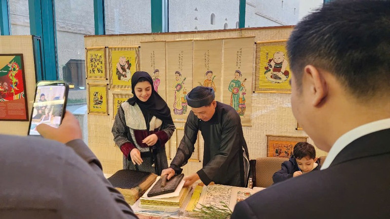 Không gian trưng bày tranh dân gian Đông Hồ cũng là một nơi giao lưu văn hóa độc đáo, hấp dẫn người dân Saudi Arabia.