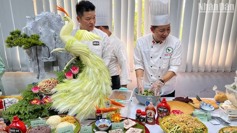 Tại họp báo, một số món ăn, gia vị Việt Nam được các đầu bếp trình diễn, trưng bày và phục vụ khách mời thưởng thức.