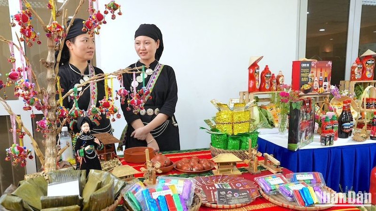 Làng văn hóa du lịch Thái Hải (Thái Nguyên) tham gia Liên hoan với những sản vật phong phú, đặc trưng của đồng bào Tày, Nùng vùng trung du Bắc Bộ.